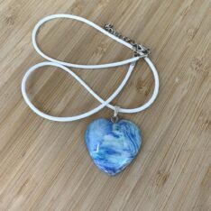 pendentif coeur marbré bleu en pâte polymère, collier ajustable