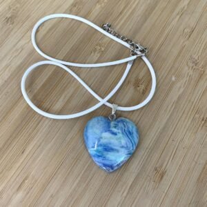 pendentif coeur marbré bleu en pâte polymère, collier ajustable