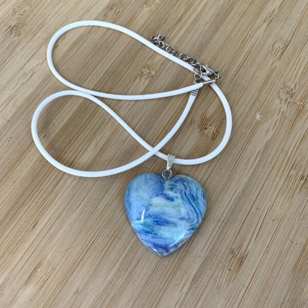 pendentif coeur marbré bleu en pâte polymère, collier ajustable