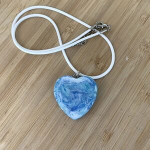 pendentif coeur marbré bleu en pâte polymère, collier ajustable
