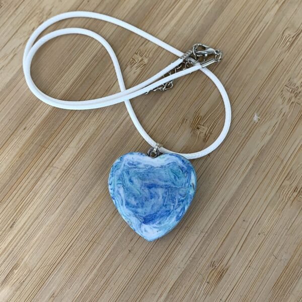 pendentif coeur marbré bleu en pâte polymère, collier ajustable