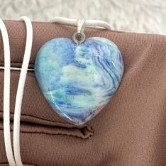 pendentif coeur marbré bleu en pâte polymère, collier ajustable