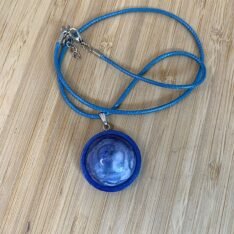 pendentif rond bombé bleu nuit, monté sur bois