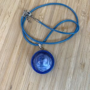 pendentif rond bombé bleu nuit, monté sur bois