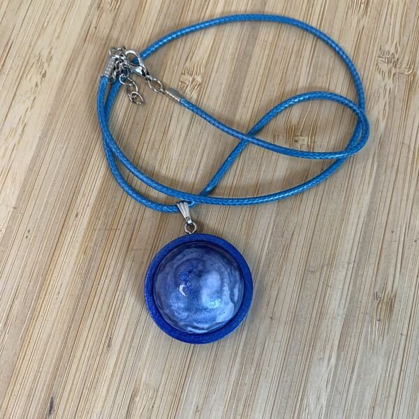 pendentif rond bombé bleu nuit, monté sur bois