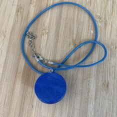 pendentif rond bombé bleu nuit, monté sur bois