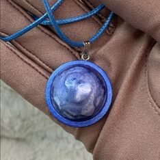 pendentif rond bombé bleu nuit, monté sur bois