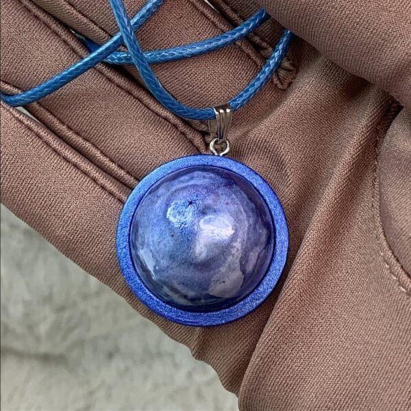 pendentif rond bombé bleu nuit, monté sur bois