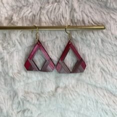 boucles en marqueterie de paille bordeaux et mauve
