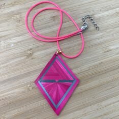 pendentif en marqueterie de paille