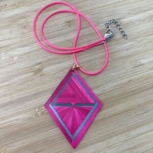 pendentif en marqueterie de paille