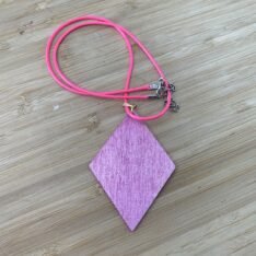 pendentif en marqueterie de paille