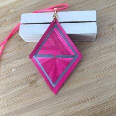 pendentif en marqueterie de paille