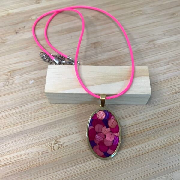 pendentif en marqueterie de paille et résine