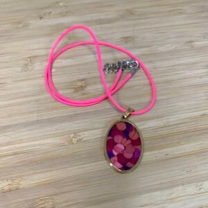 pendentif en marqueterie de paille et résine