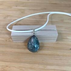 pendentif goutte marbrée gris, vert monté sur acier inoxydable