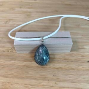 pendentif goutte marbrée gris, vert monté sur acier inoxydable.jpg