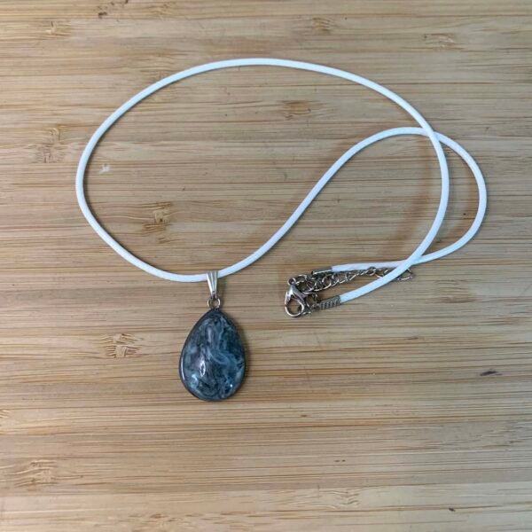 pendentif goutte marbrée gris, vert monté sur acier inoxydable