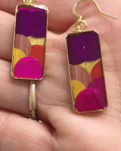 Boucles d’oreilles uniques en marqueterie de paille et résine. Montures en acier inoxydable doré (304). Artisanat français éco-responsable. Boucles d’oreilles uniques en marqueterie de paille et résine. Montures en acier inoxydable doré (304). Artisanat français éco-responsable.