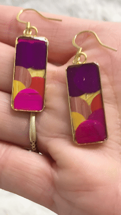 Boucles d’oreilles uniques en marqueterie de paille et résine. Montures en acier inoxydable doré (304). Artisanat français éco-responsable. Boucles d’oreilles uniques en marqueterie de paille et résine. Montures en acier inoxydable doré (304). Artisanat français éco-responsable.