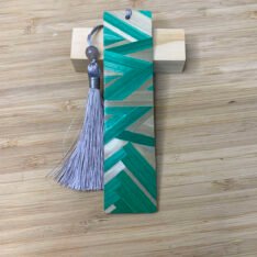 Marque-page en marqueterie de paille et papier sur bambou