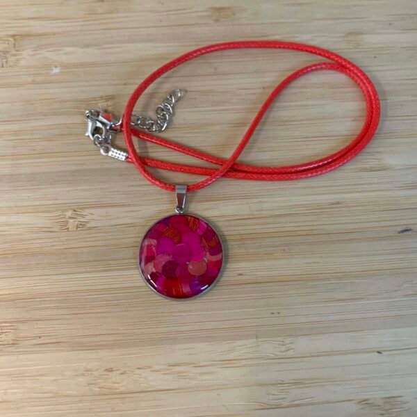 pendentif en marqueterie de paille et résine