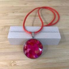 pendentif en marqueterie de paille et résine