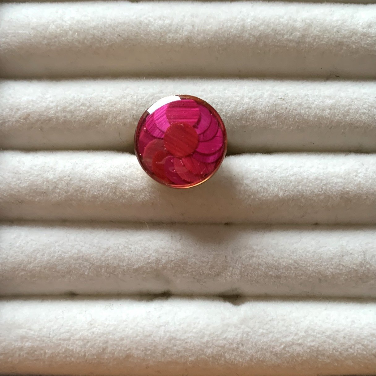 Bague réglable en marqueterie de paille rose et rouge