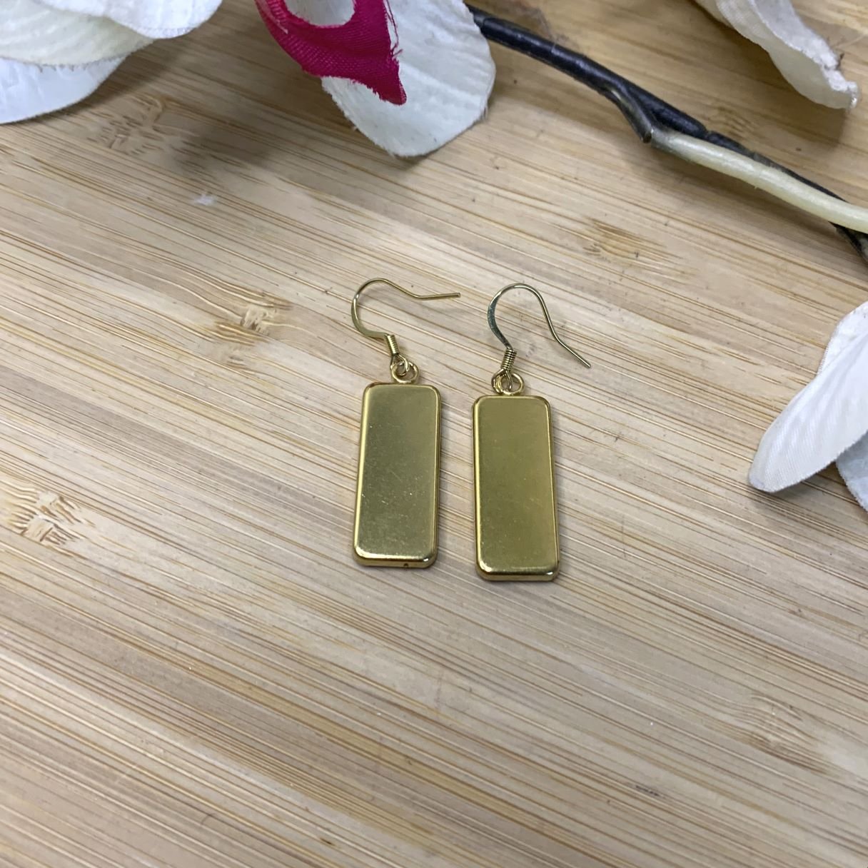 Boucles d’oreilles uniques en marqueterie de paille et résine. Montures en acier inoxydable doré (304). Artisanat français éco-responsable.jpg Boucles d’oreilles uniques en marqueterie de paille et résine. Montures en acier inoxydable doré (304). Artisanat français éco-responsable.jpg