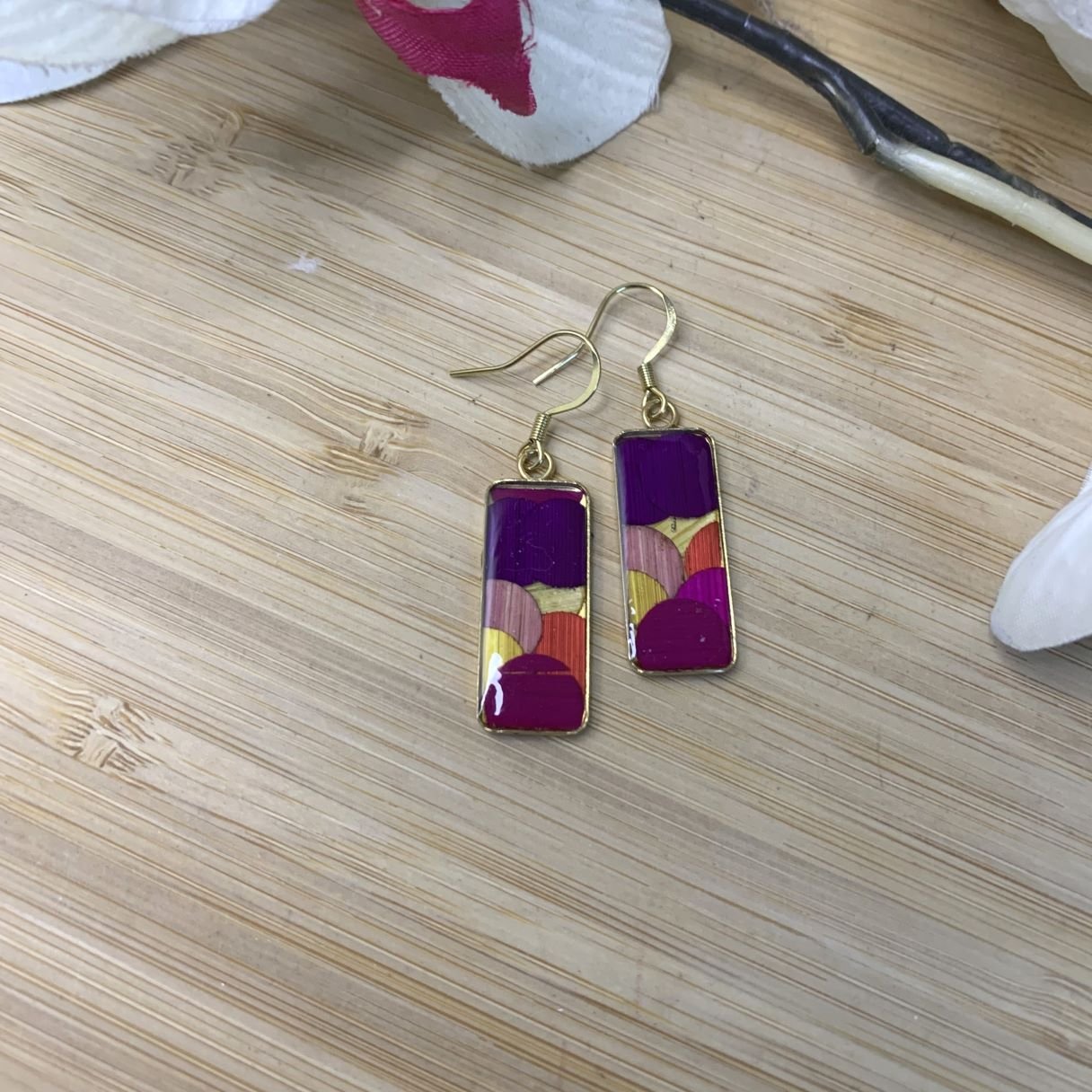 Boucles d’oreilles uniques en marqueterie de paille et résine. Montures en acier inoxydable doré (304). Artisanat français éco-responsable.jpg Boucles d’oreilles uniques en marqueterie de paille et résine. Montures en acier inoxydable doré (304). Artisanat français éco-responsable.jpg