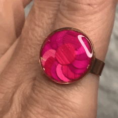 Bague réglable en marqueterie de paille rose et rouge