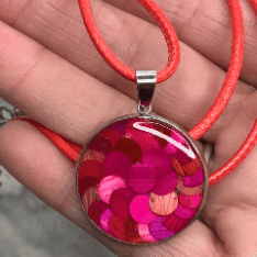 pendentif en marqueterie de paille et résine