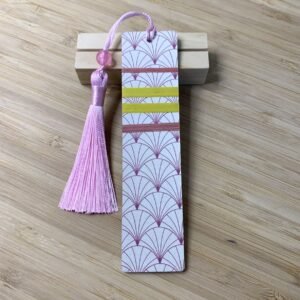 Dos de marque-pages en papier japonais grenat et blanc avec finitions en marqueterie de paille et pompon.jpg Dos de marque-pages en papier japonais grenat et blanc avec finitions en marqueterie de paille et pompon.jpg