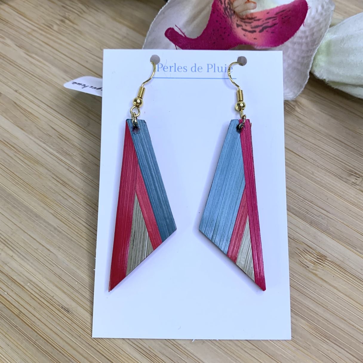Reflets de la paille de seigle sur des boucles d'oreilles artisanales.