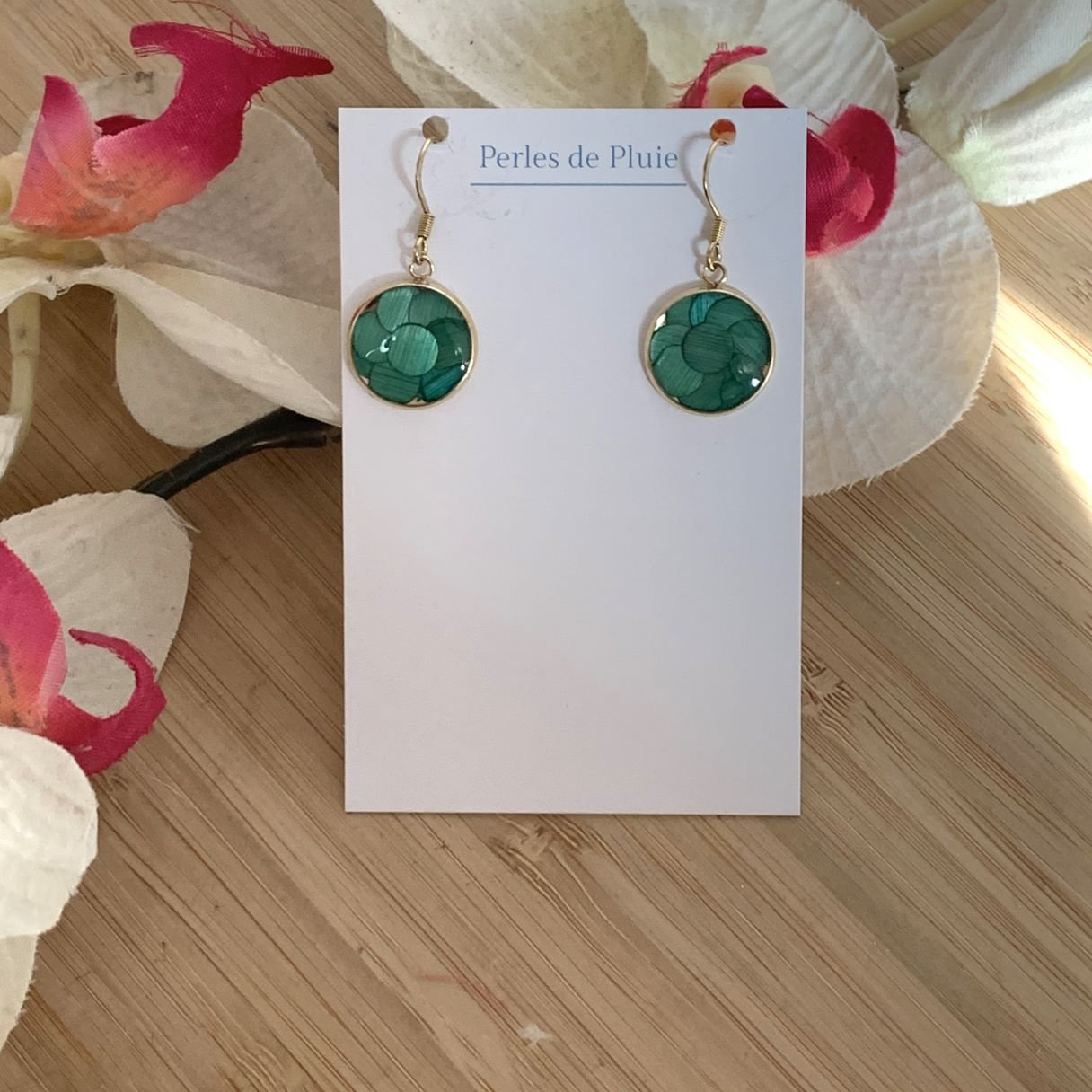 Boucles d'oreilles pendantes ronde en marqueterie de paille verte