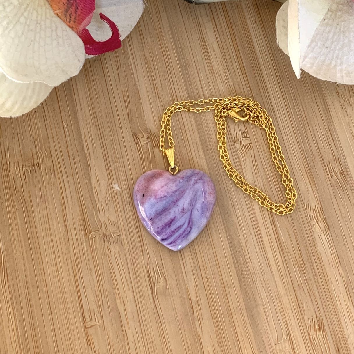 Pendentif cœur artisanal violet et pourpre en Fimo Air et encre à alcool sur chaîne dorée.jpg