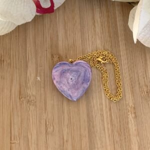 Pendentif cœur artisanal violet et pourpre en Fimo Air et encre à alcool sur chaîne dorée.jpg