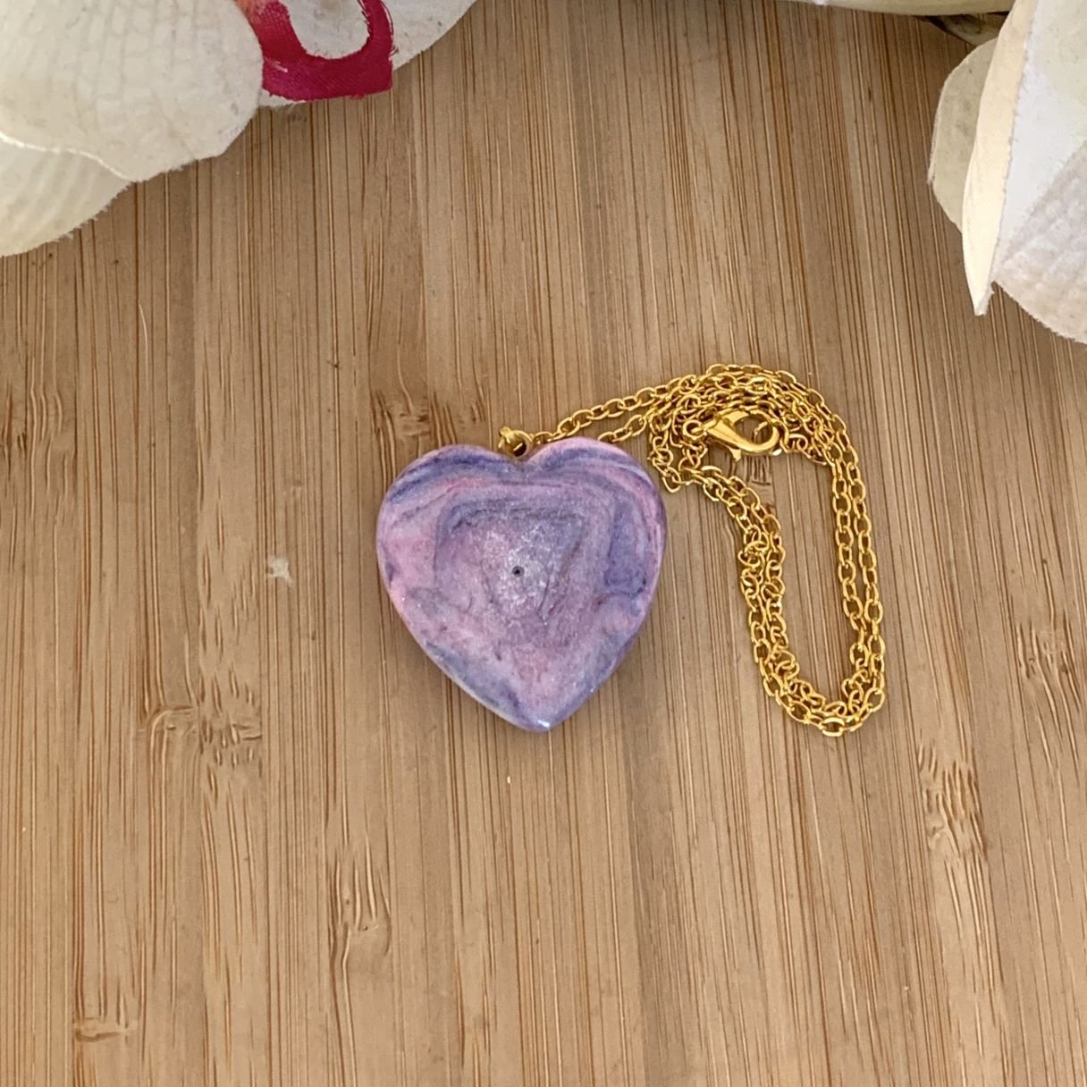 Pendentif cœur artisanal violet et pourpre en Fimo Air et encre à alcool sur chaîne dorée.jpg