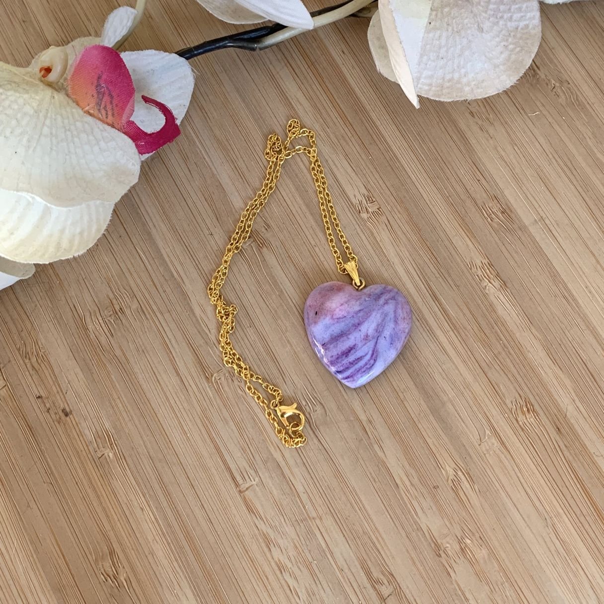 Porté de face du pendentif cœur artisanal Nébuleuse Parme.jpg