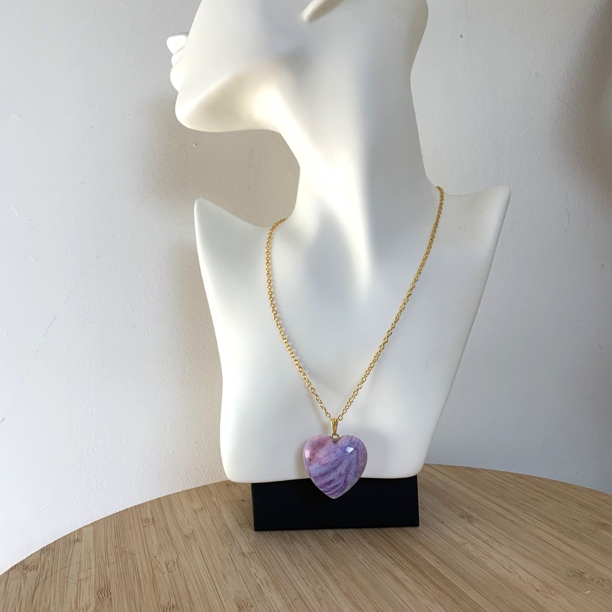 Pendentif cœur artisanal violet et pourpre en Fimo Air porté sur un buste.jpg