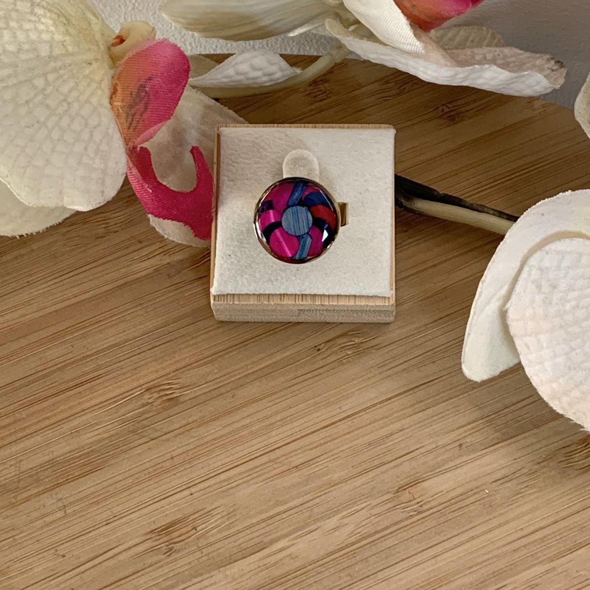 Bague Ajustable en Paille de seigle et résine. Rosace Colorée Fuchsia, Violet & Bleu