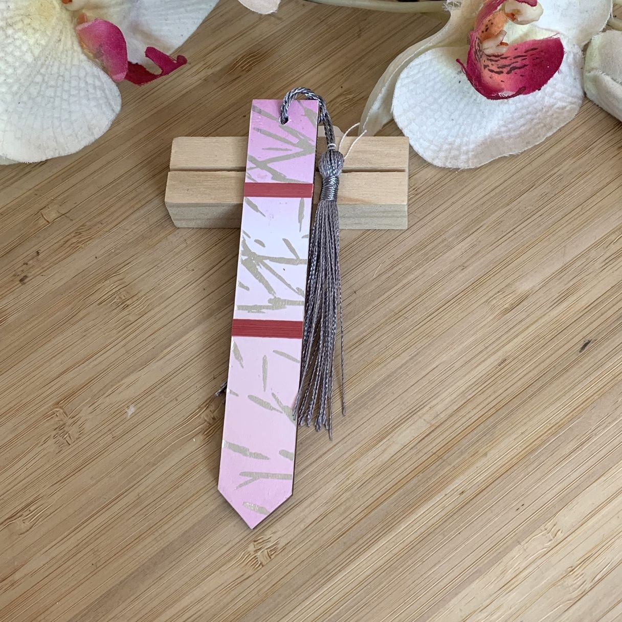 Marque-pages artisanal en marqueterie de paille rose avec pompon gris et papier au recto