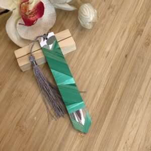 Marque-pages artisanal en marqueterie de paille verte avec pompon gris et papier au recto