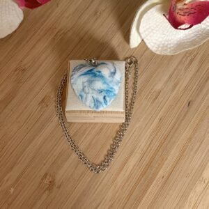 Pendentif cœur artisanal bleu en Fimo Air, encres et pigments sur chaîne argentée