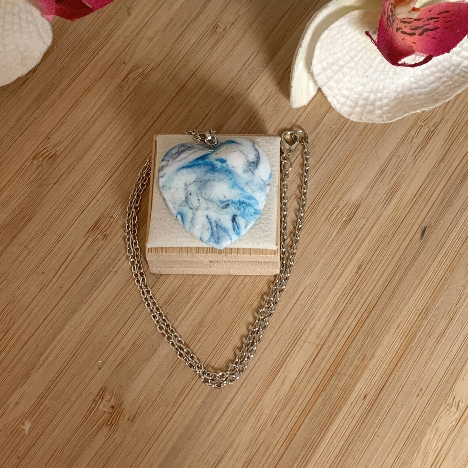 Pendentif cœur artisanal bleu en Fimo Air, encres et pigments sur chaîne argentée.jpg