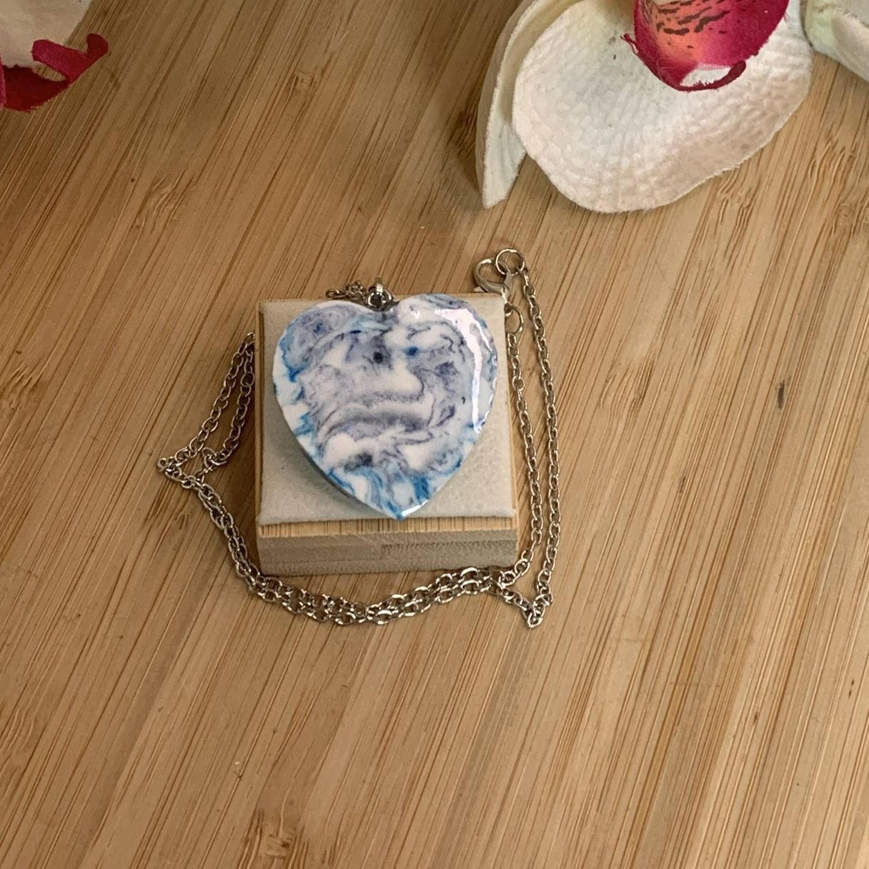 Pendentif cœur artisanal bleu en Fimo Air, encres et pigments sur chaîne argentée.jpg