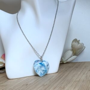 Pendentif cœur artisanal bleu en Fimo Air, encres et pigments sur chaîne argentée.jpg