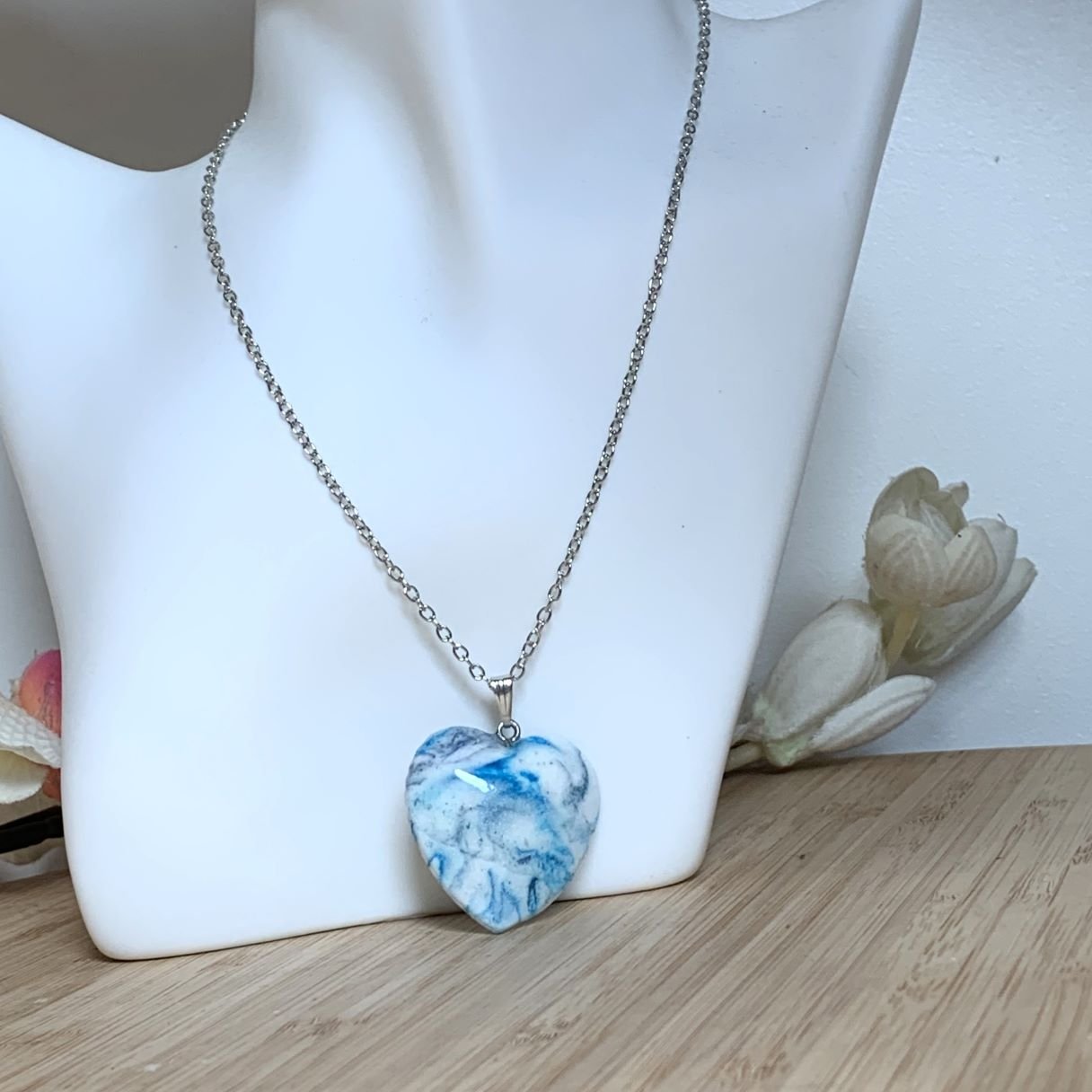 Pendentif cœur artisanal bleu en Fimo Air, encres et pigments sur chaîne argentée.jpg