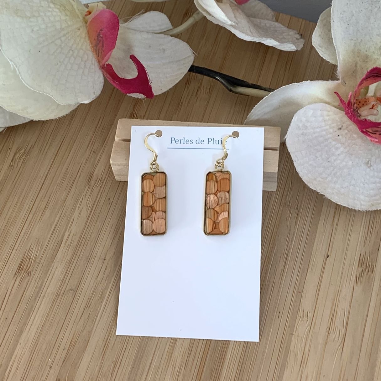 boucles d&rsquo;oreilles en chute de paille de seigle orange et résine sur acier inoxydable 304.jpg