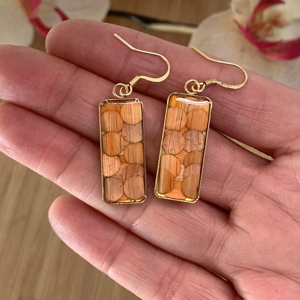 boucles d&rsquo;oreilles en chute de paille de seigle orange et résine sur acier inoxydable 304.jpg